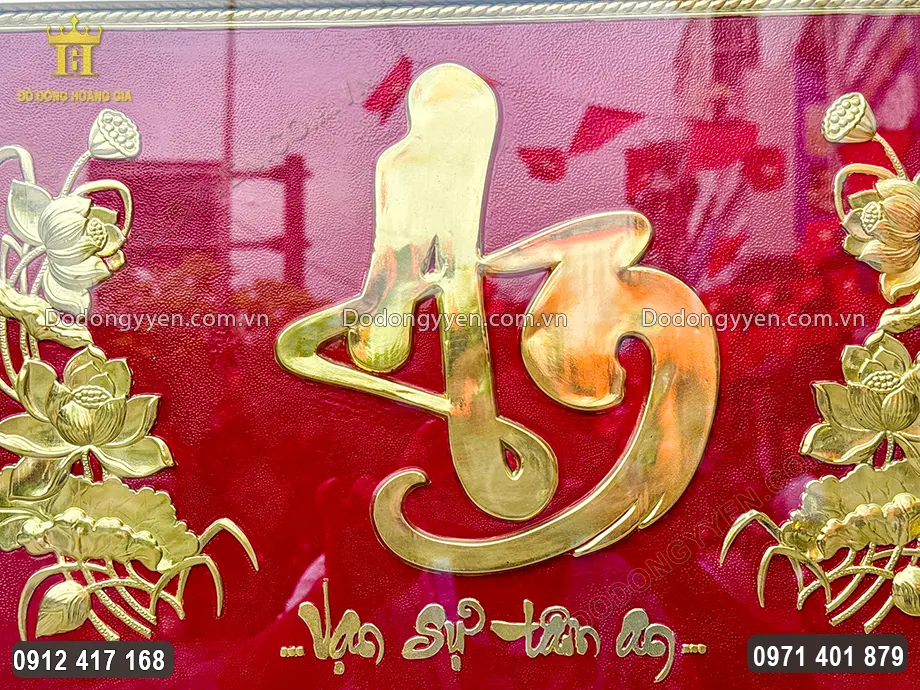 Chữ An thư ph&aacute;p được chạm th&uacute;c nổi bật ở trung t&acirc;m bức tranh